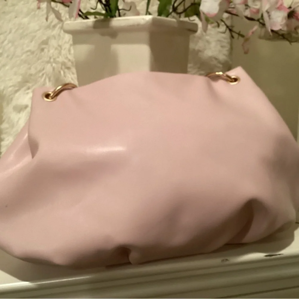 EUC, House of Want, Vegan Leather, Beautiful pink/Mauve Pocketbook, chain strap.